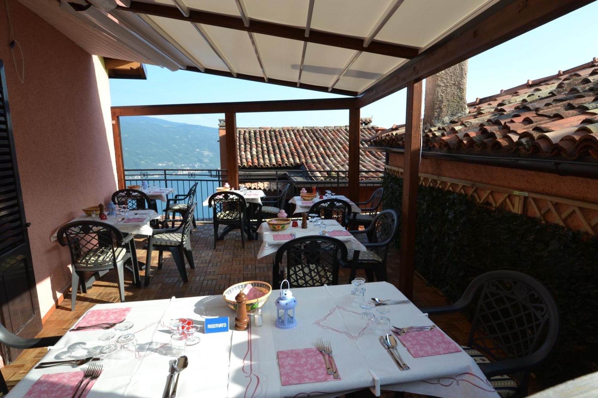 Hotel Castello Tignale Exterior photo
